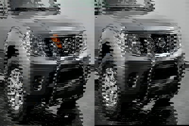 Used 2019 Nissan Frontier SV image 2