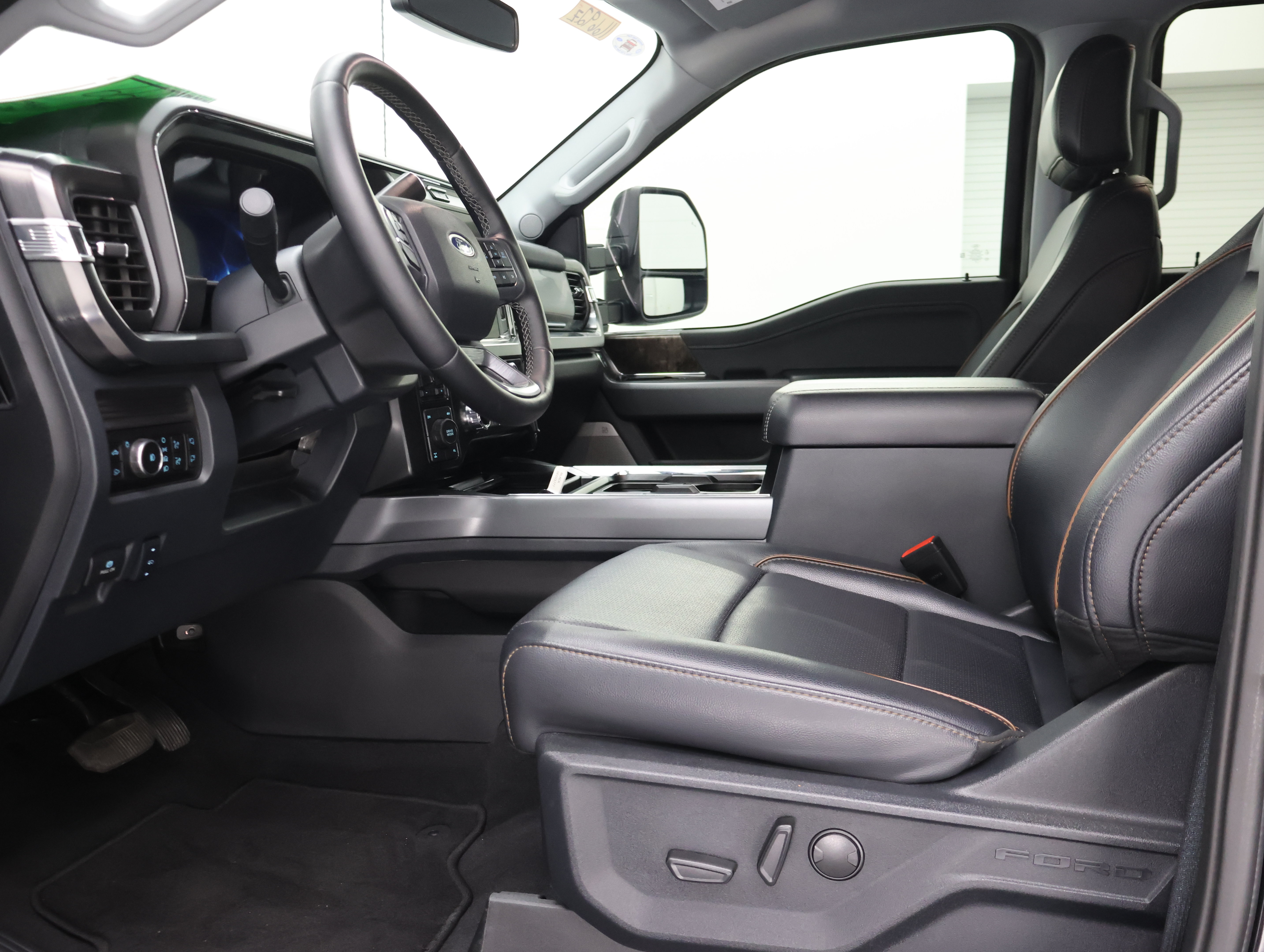 Used 2025 Ford F350 Lariat w/ Lariat Ultimate Package AWD/4WD image 8
