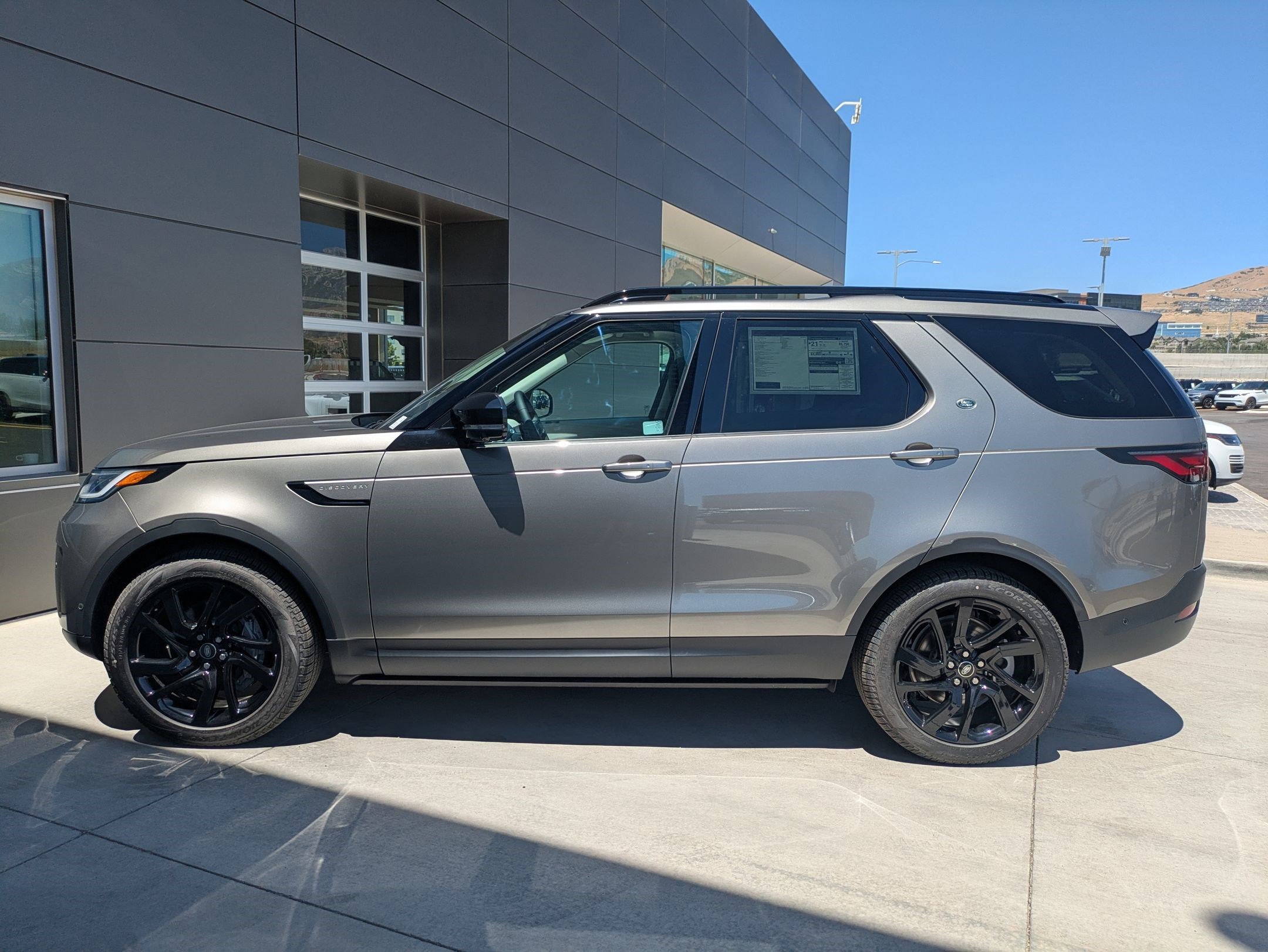 New 2025 Land Rover Discovery S image 9