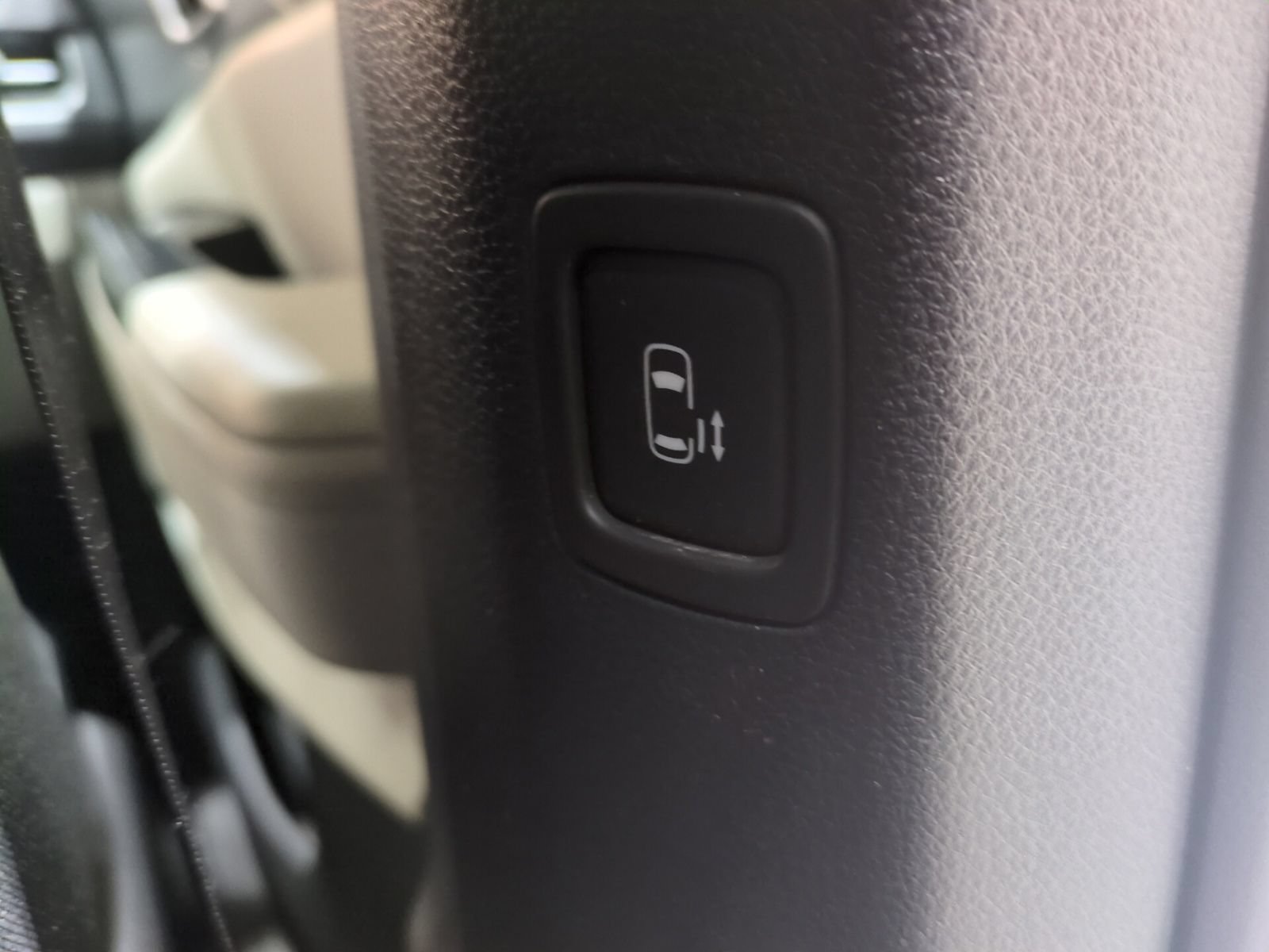 Certified 2024 Kia Carnival LX FWD image 12
