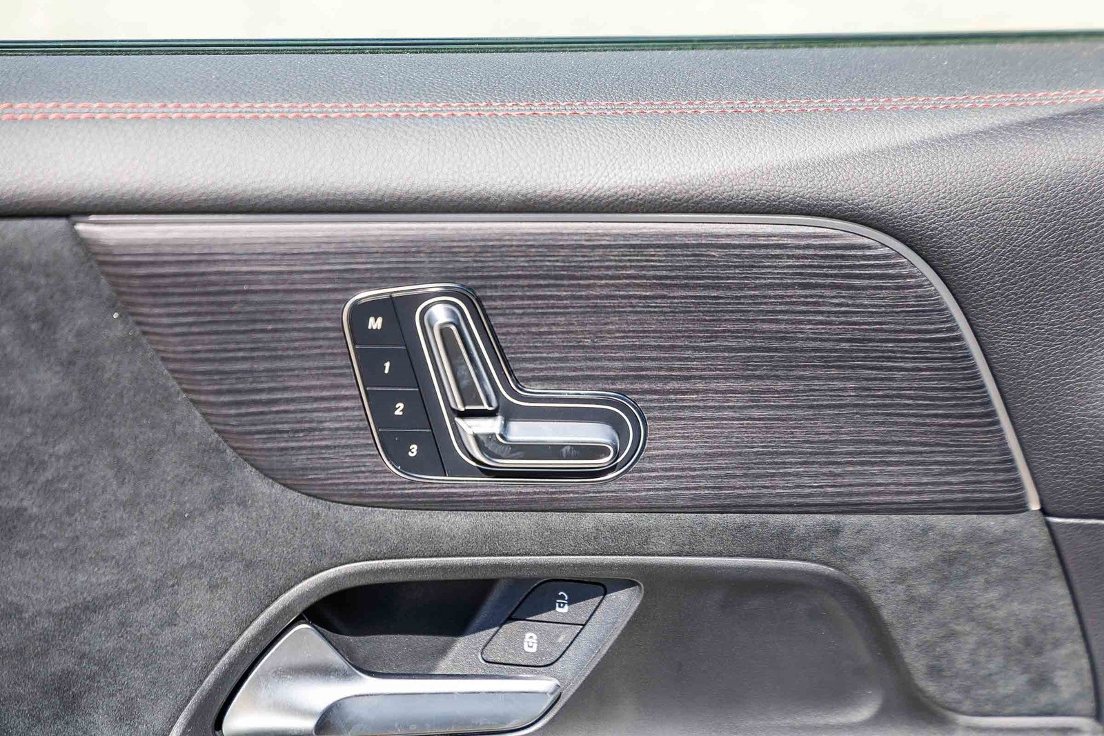 Used 2024 Mercedes-Benz EQB 300 4MATIC image 22