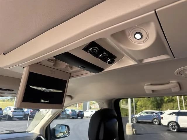 Used 2016 Chrysler Town & Country Touring w/ Driver Convenience Group FWD image 14