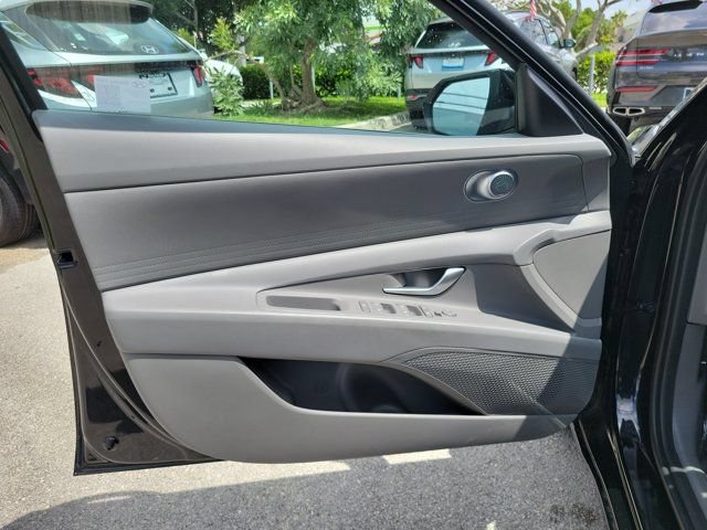 Certified 2025 Hyundai Elantra SE FWD image 12