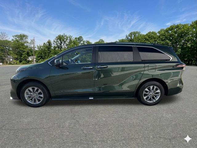 Used 2025 Toyota Sienna XLE FWD image 5