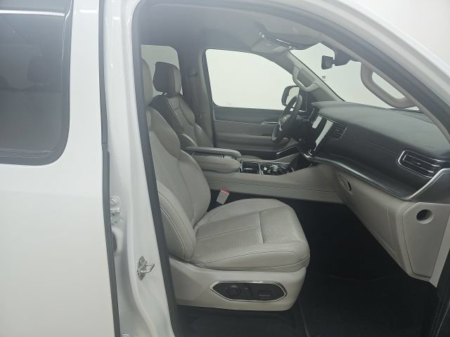 Used 2024 Jeep Wagoneer L Series II w/ Flexible Seating Group AWD/4WD image 22