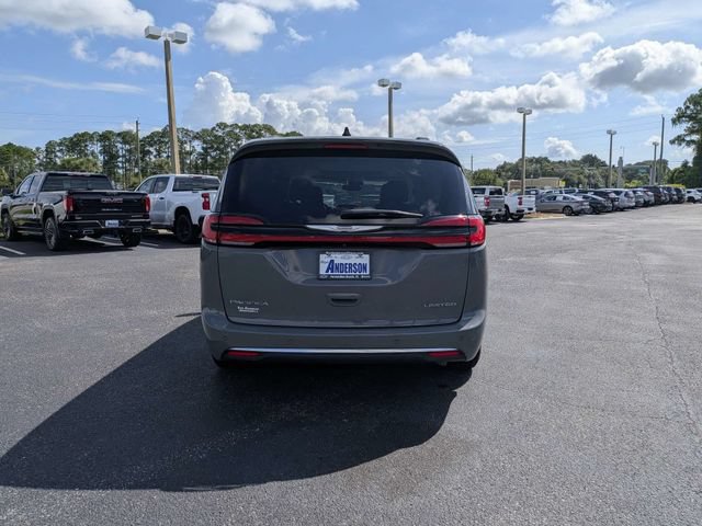 Used 2023 Chrysler Pacifica Limited FWD image 4