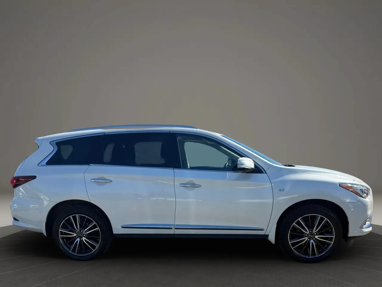 Used 2017 INFINITI QX60 Luxe w/ Premium Plus Package AWD/4WD image 4