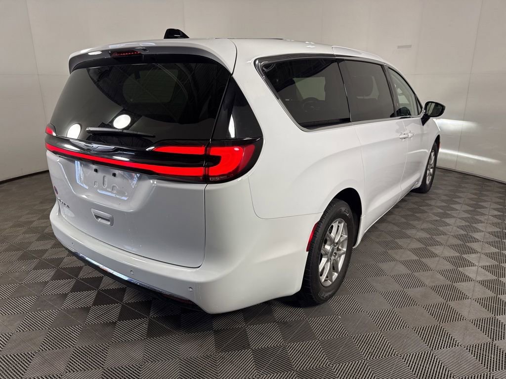 Used 2024 Chrysler Pacifica Touring-L FWD image 11