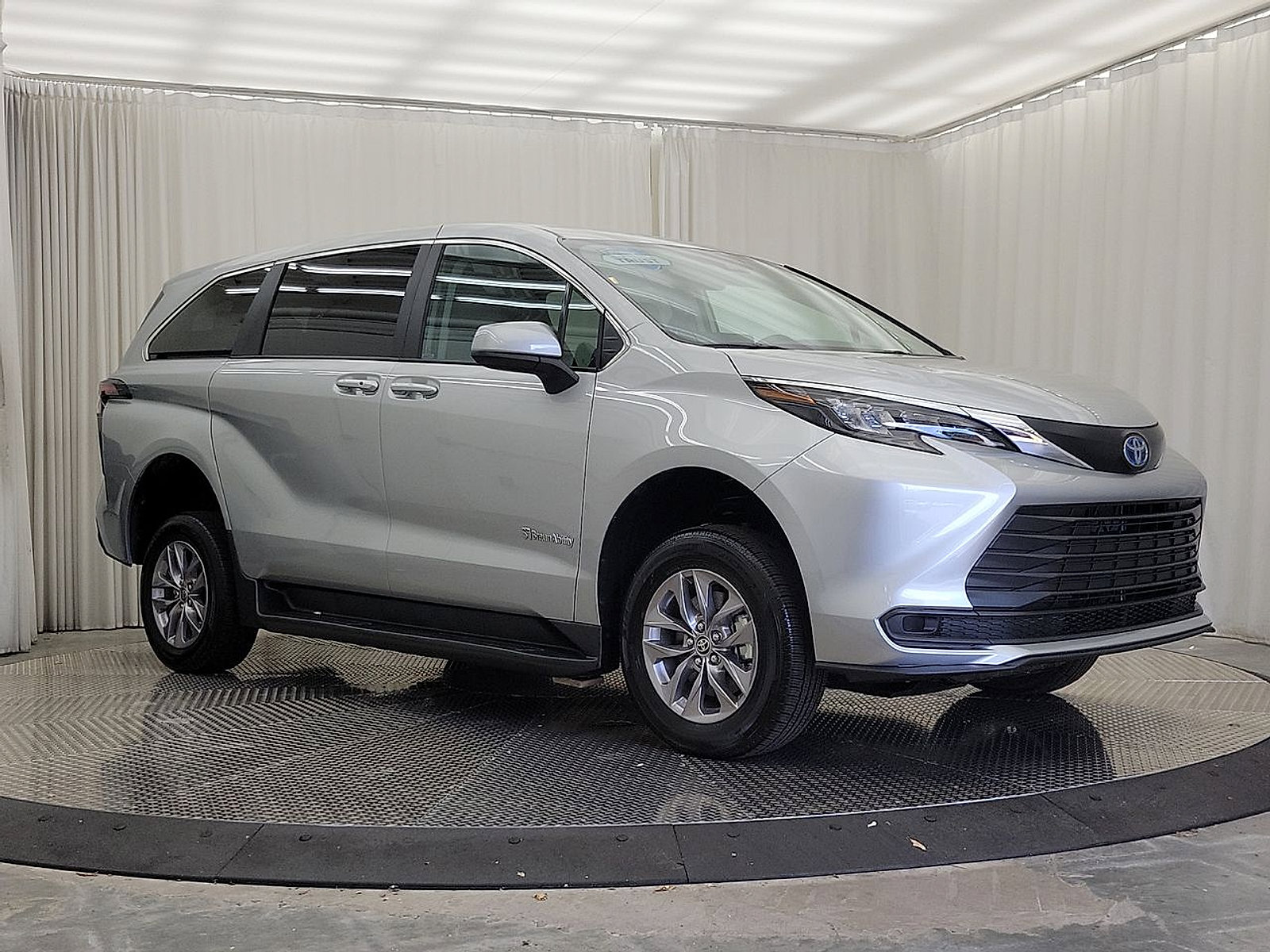 Used 2024 Toyota Sienna LE FWD image 10