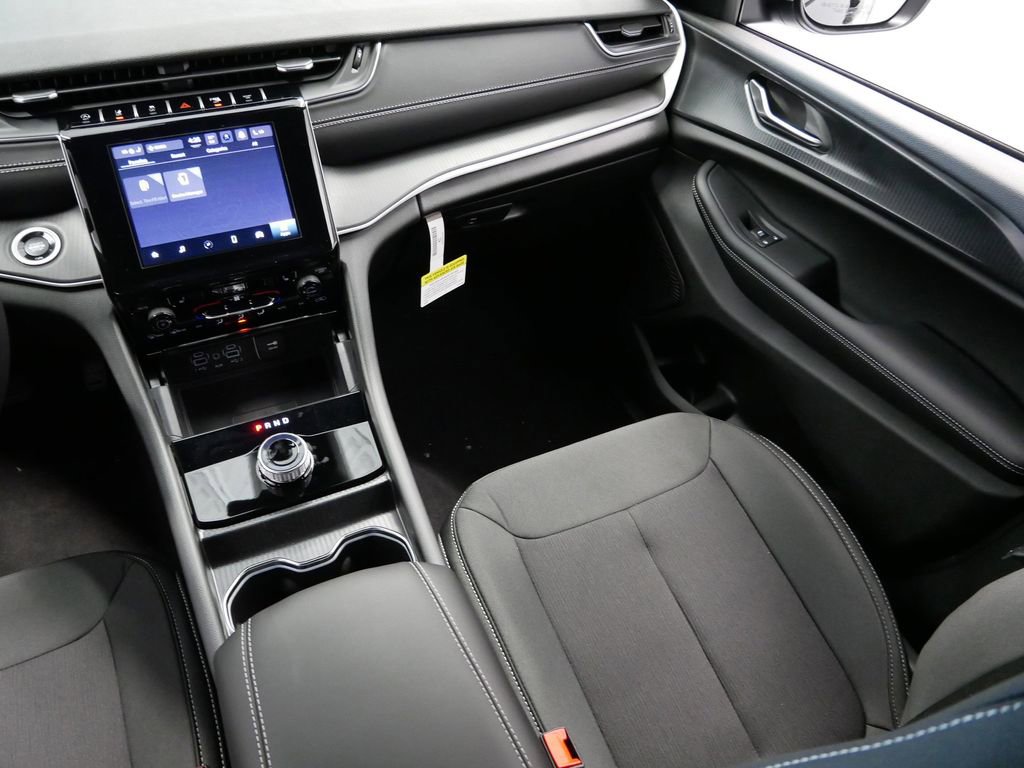 New 2025 Jeep Grand Cherokee Laredo w/ Luxury Tech Group I image 19