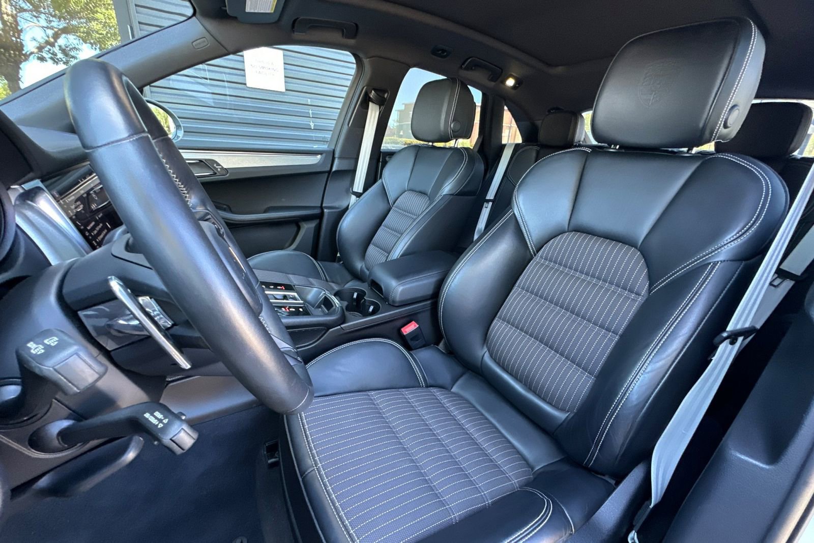 Used 2025 Porsche Macan Turbo AWD/4WD image 5