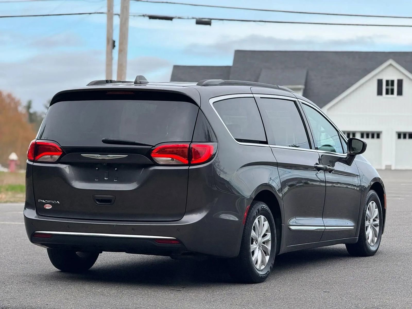 Used 2017 Chrysler Pacifica Touring-L FWD image 6