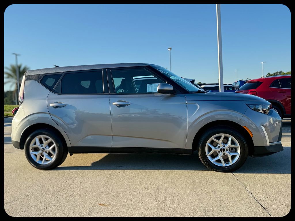Used 2025 Kia Soul LX w/ LX Technology Package FWD image 10