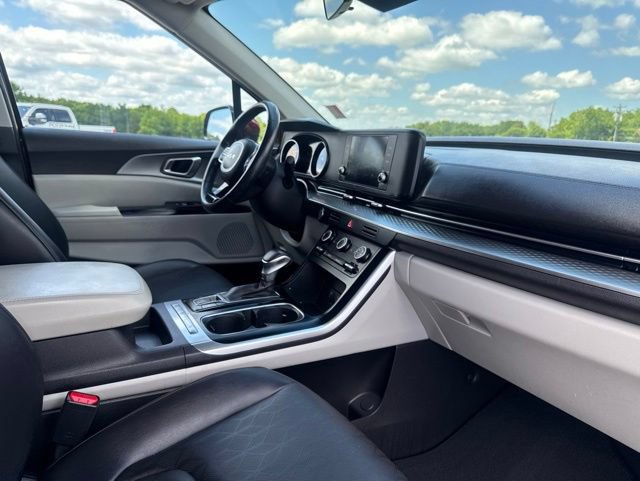 Used 2023 Kia Carnival LX FWD image 15