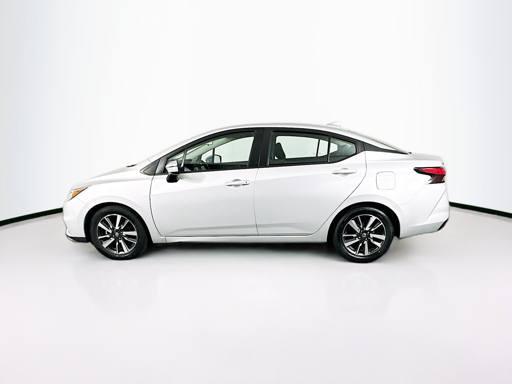 Used 2021 Nissan Versa SV image 4