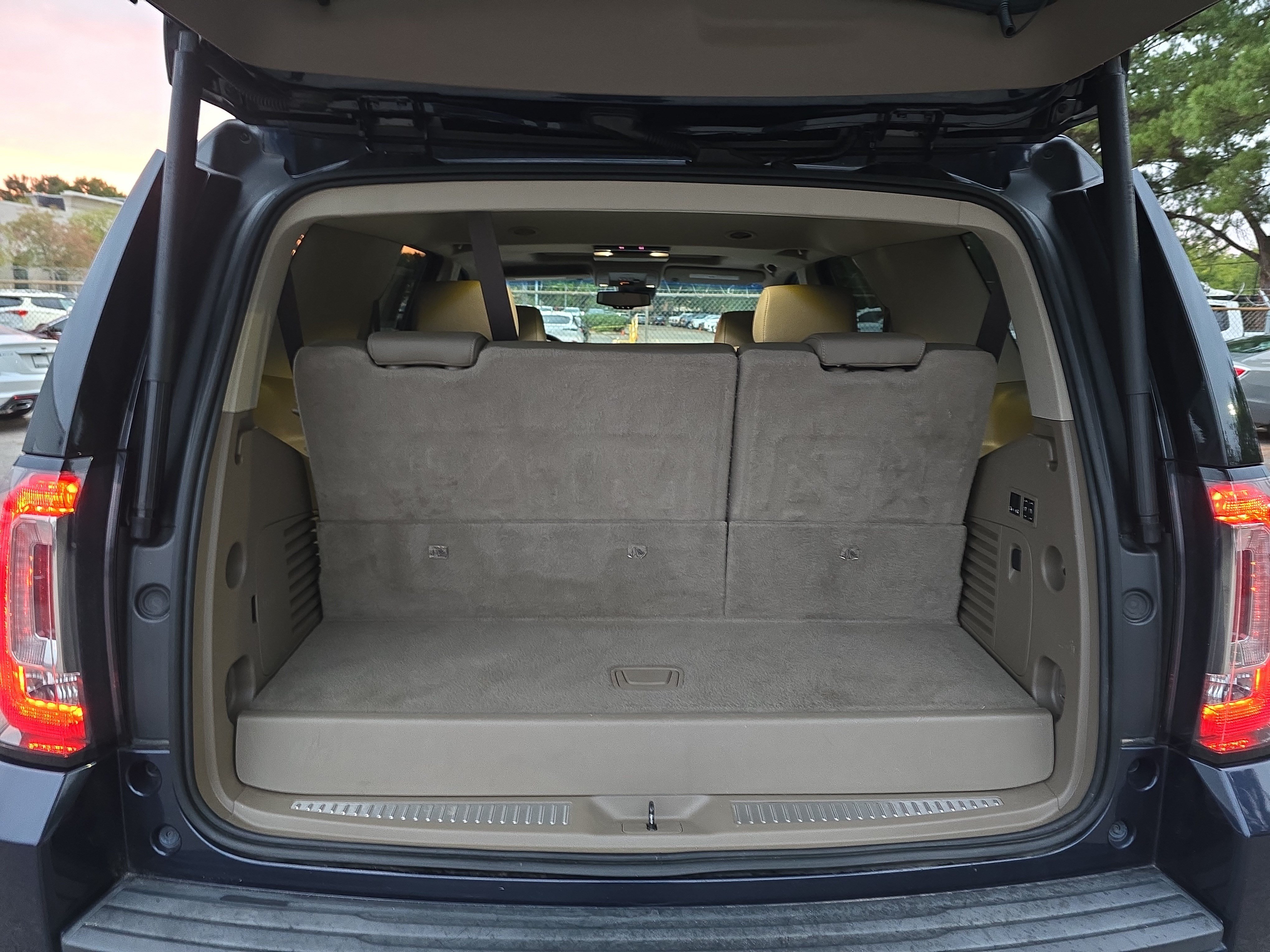 Used 2018 GMC Yukon SLT w/ Premium Edition AWD/4WD image 13