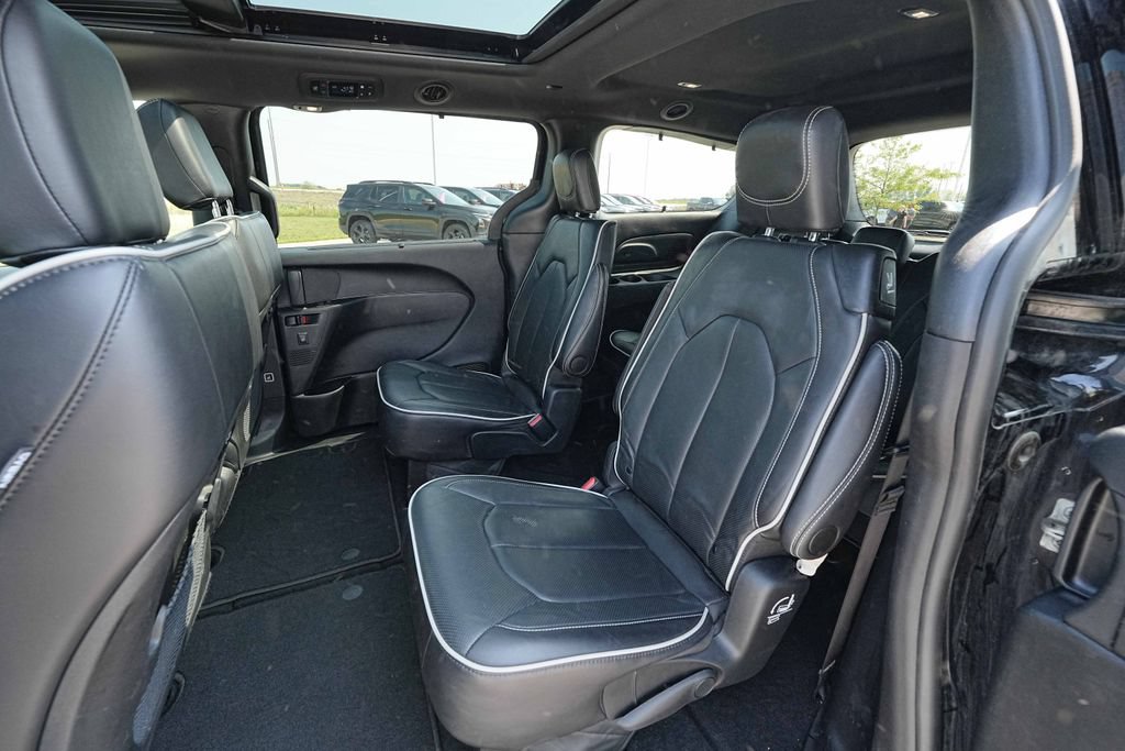 Used 2025 Chrysler Pacifica Limited FWD image 19