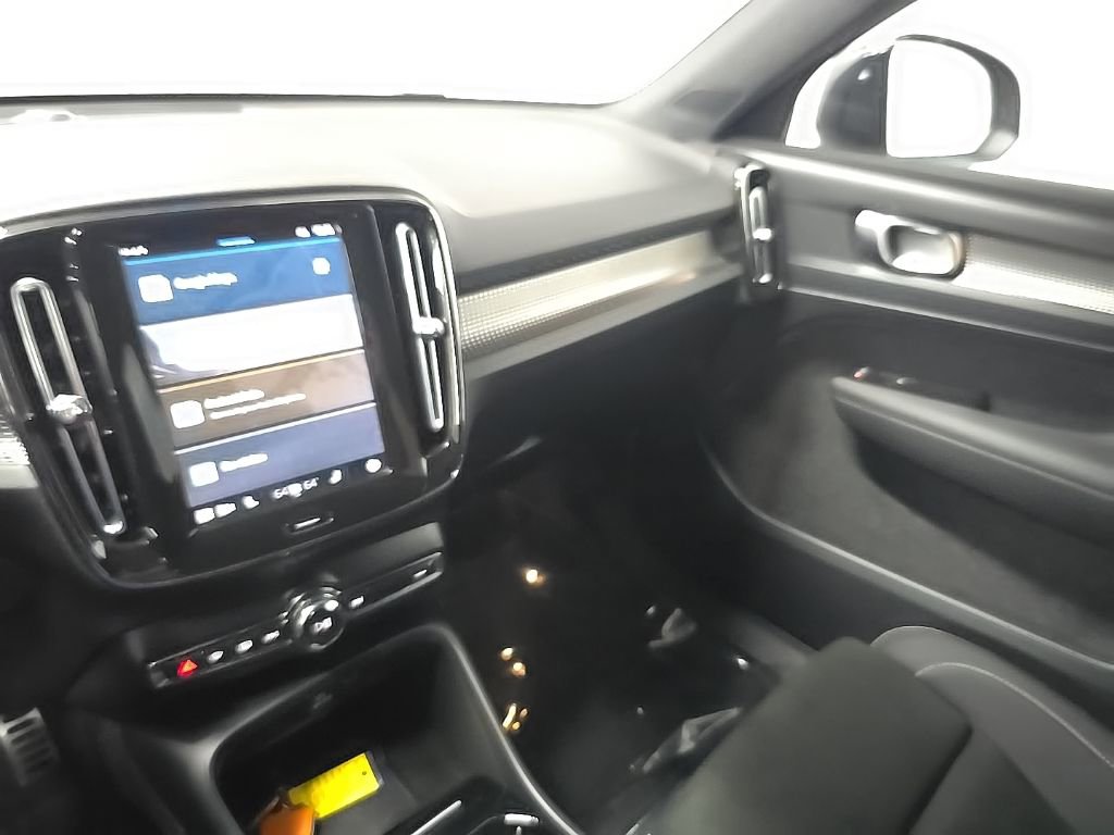 Used 2022 Volvo XC40 P8 Recharge Plus image 27