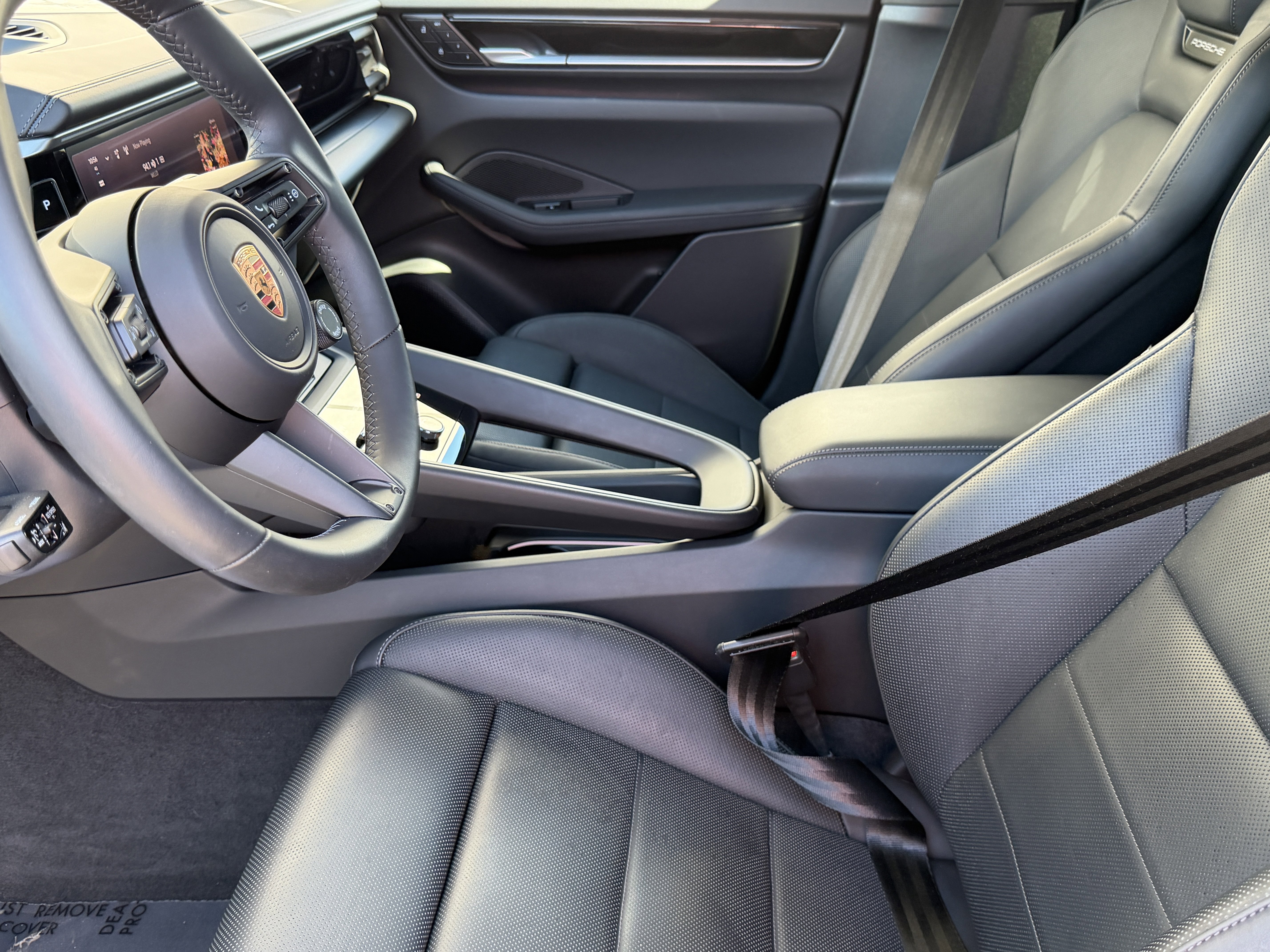 Certified 2025 Porsche Macan Electric image 4