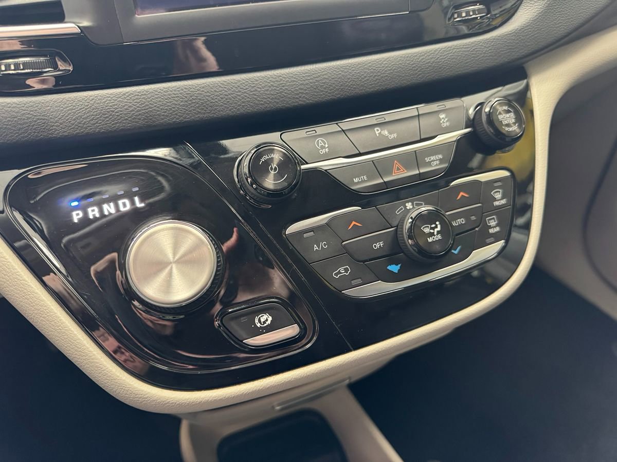Used 2018 Chrysler Pacifica Touring-L FWD image 32