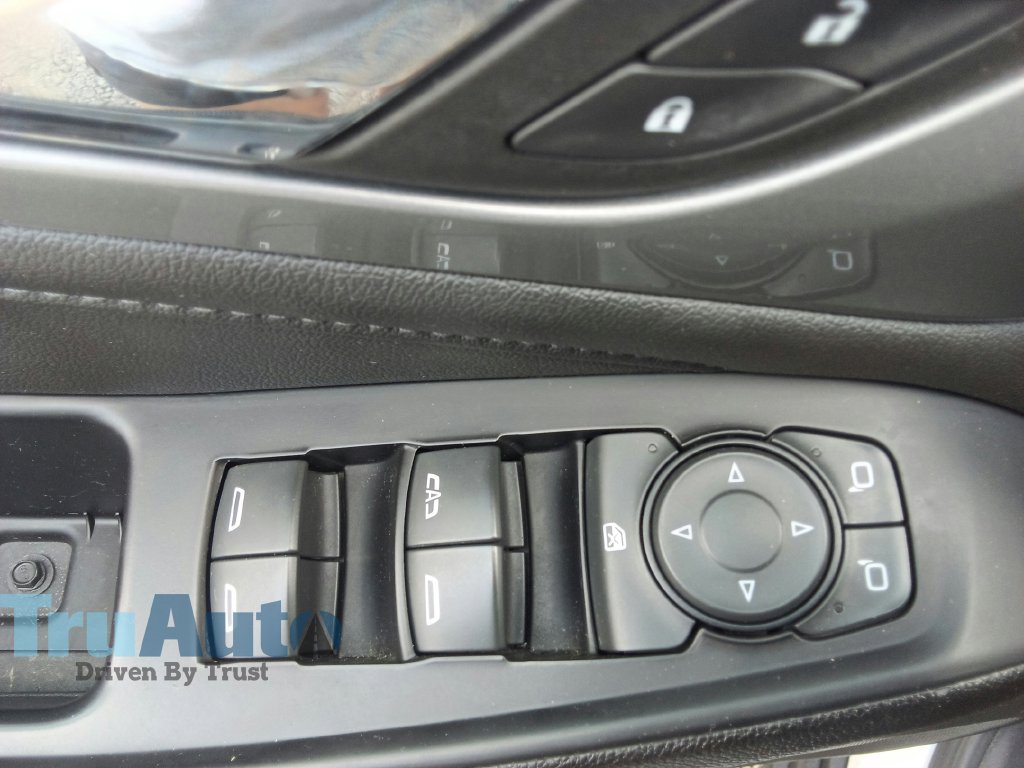 Used 2023 Chevrolet Traverse LT FWD image 19
