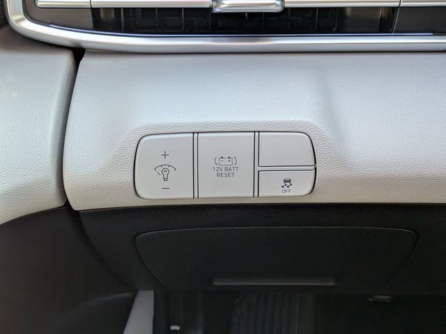 Used 2025 Hyundai Elantra Limited FWD image 18