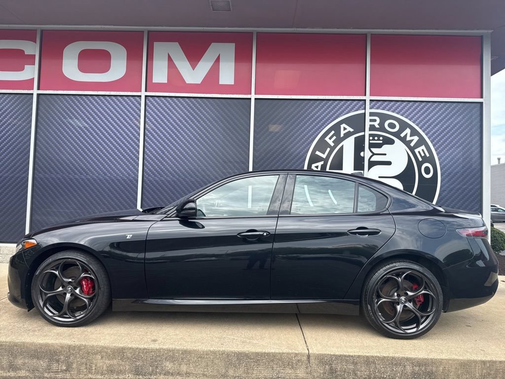 Used 2024 Alfa Romeo Giulia Ti w/ Performance Driving Package AWD/4WD image 19