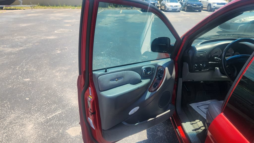 Used 2004 Chrysler Town & Country Limited FWD image 10