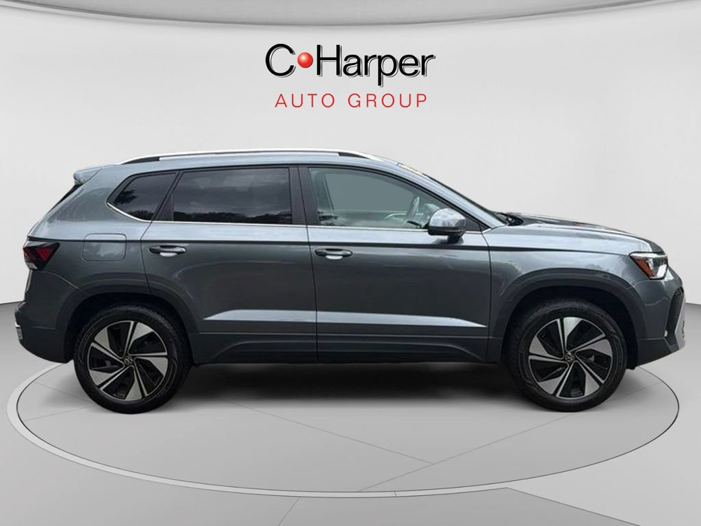 Used 2025 Volkswagen Taos SE AWD/4WD image 1