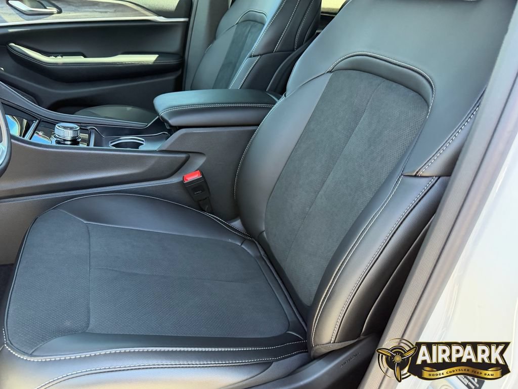 New 2026 Jeep Grand Cherokee Altitude RWD image 18