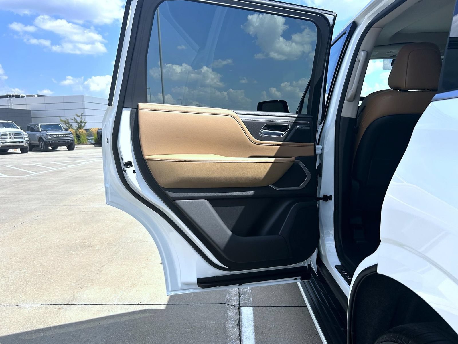 New 2027 INFINITI QX80 Luxe w/ Cargo Package AWD/4WD image 22