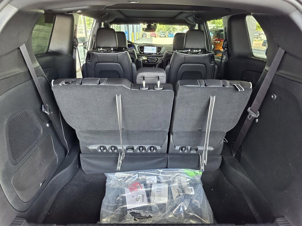 New 2026 Chrysler Pacifica Limited w/ Uconnect Theater Family Group image 16