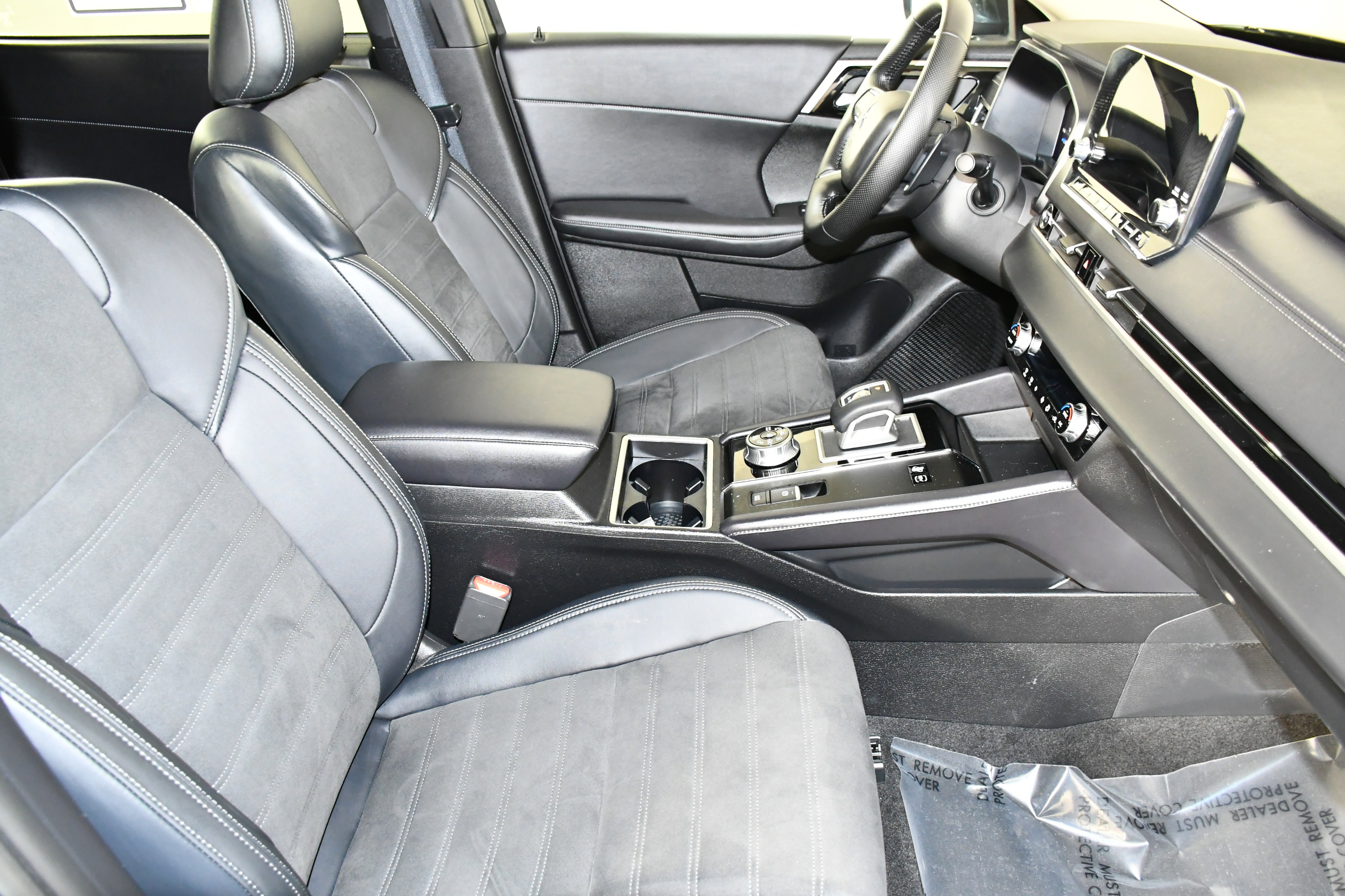 Used 2025 Mitsubishi Outlander SE image 36