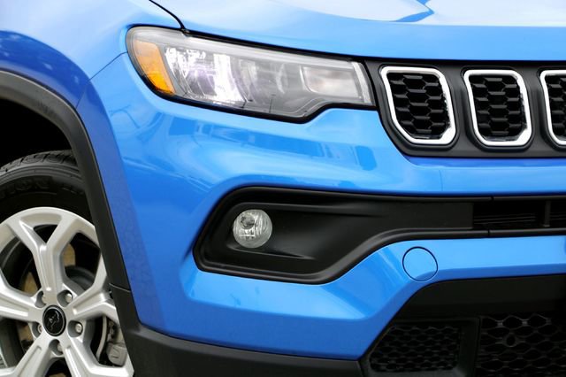 Used 2025 Jeep Compass Latitude image 3