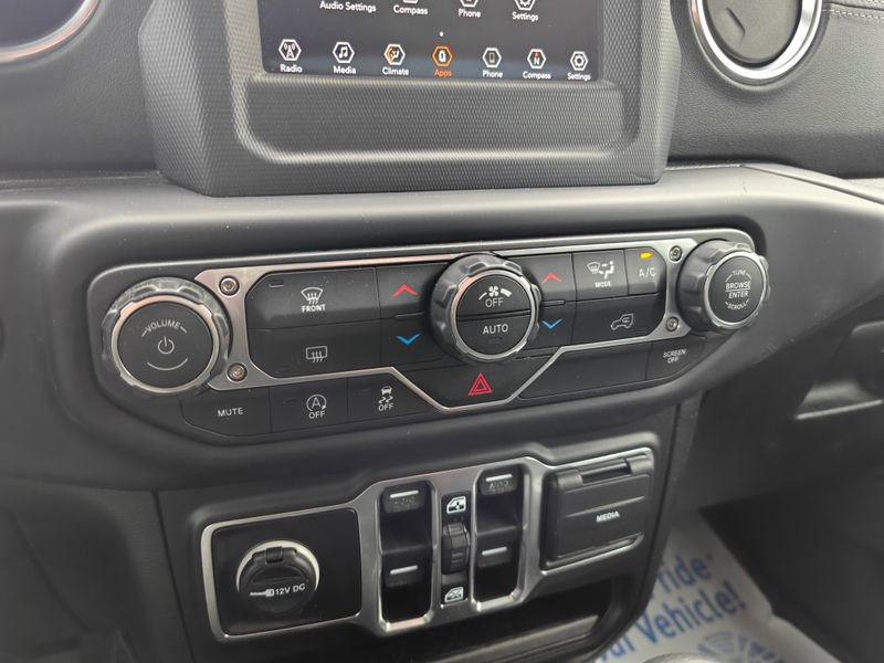 Used 2019 Jeep Wrangler Unlimited Sahara AWD/4WD image 26