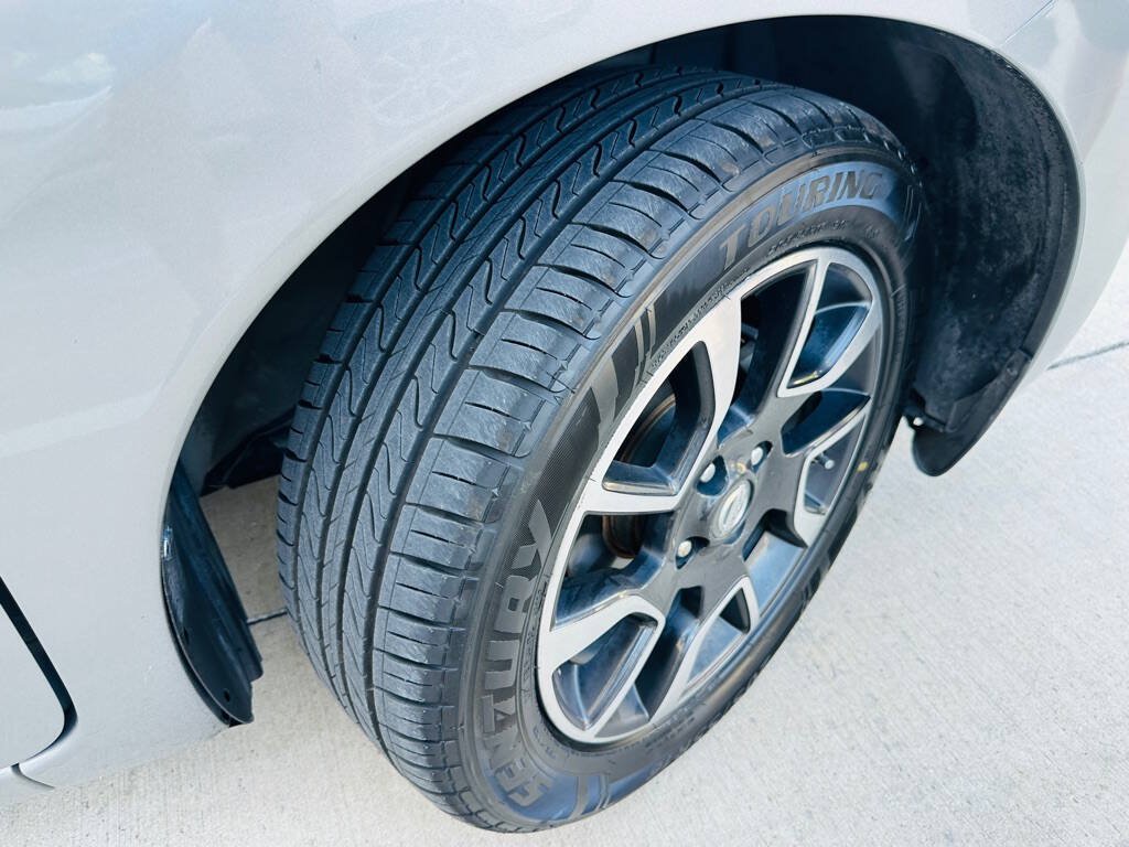Used 2015 Nissan Versa Note FWD image 30