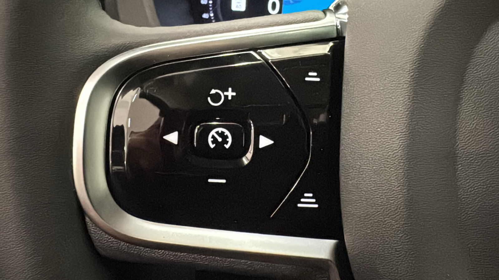 New 2027 Volvo XC60 T8 Plus AWD/4WD image 13