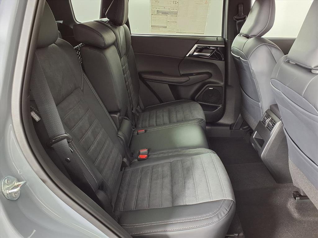 New 2025 Mitsubishi Outlander SE image 11