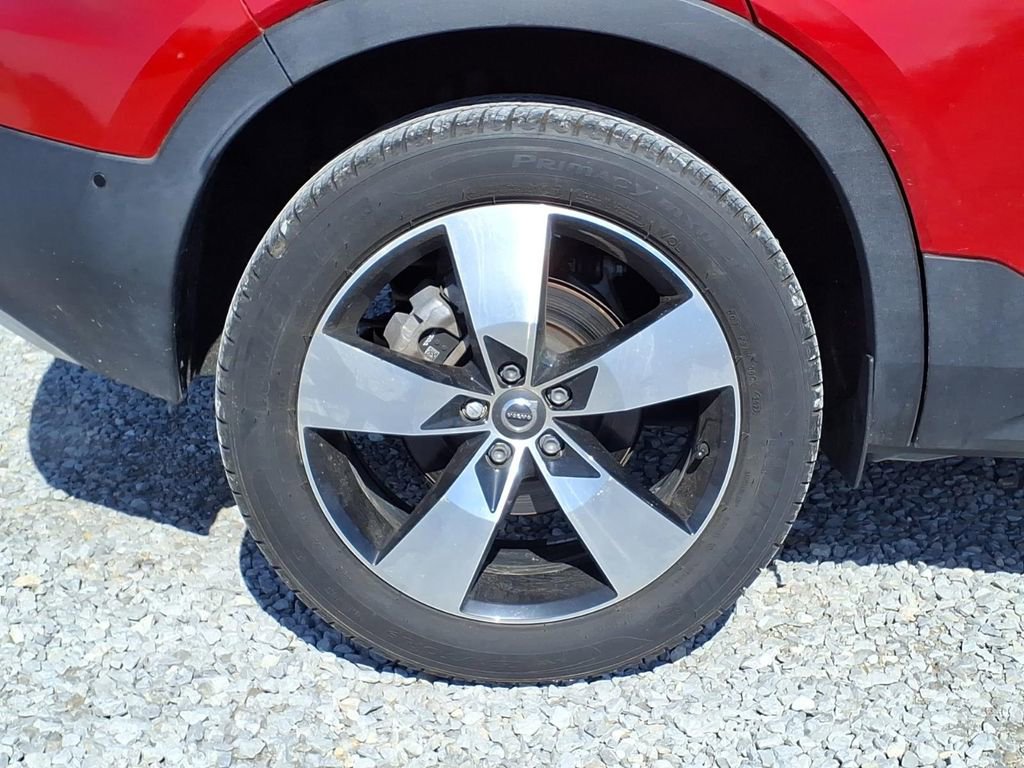 Used 2019 Volvo XC40 T4 Momentum image 10