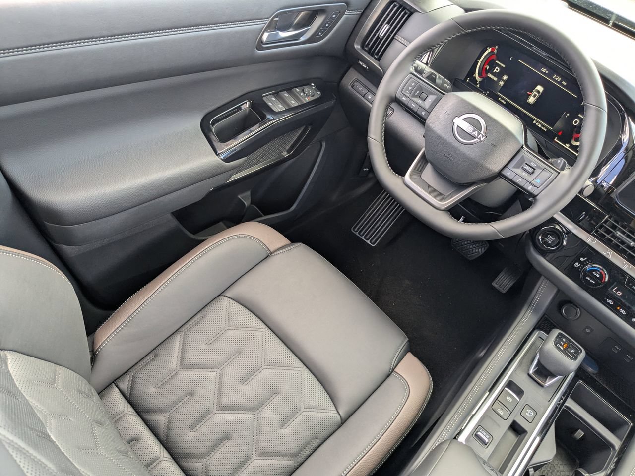 New 2026 Nissan Pathfinder Platinum w/ Cargo Package FWD image 22