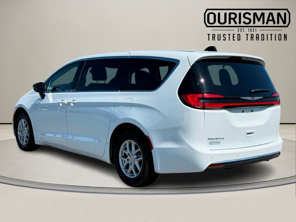 Used 2024 Chrysler Pacifica Touring-L image 4