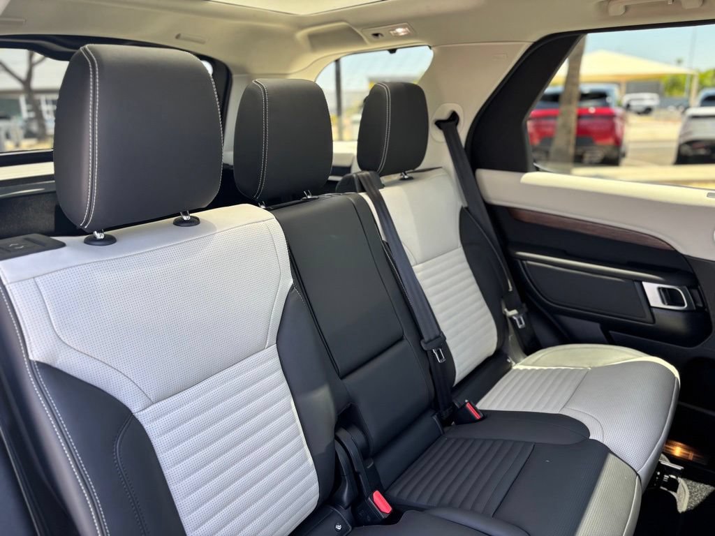 Used 2025 Land Rover Discovery Dynamic SE AWD/4WD image 9