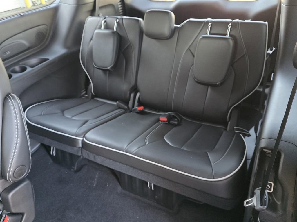 New 2026 Chrysler Pacifica Limited w/ Uconnect Theater Family Group image 17