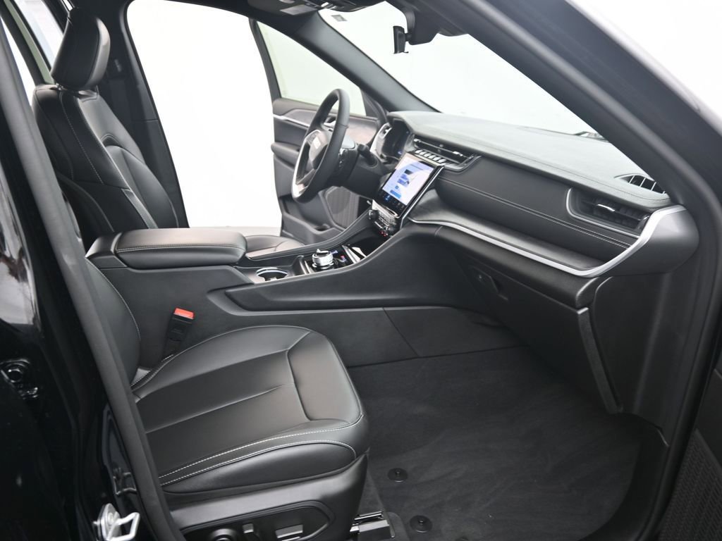 Used 2025 Jeep Grand Cherokee Limited w/ Black Appearance Package image 21