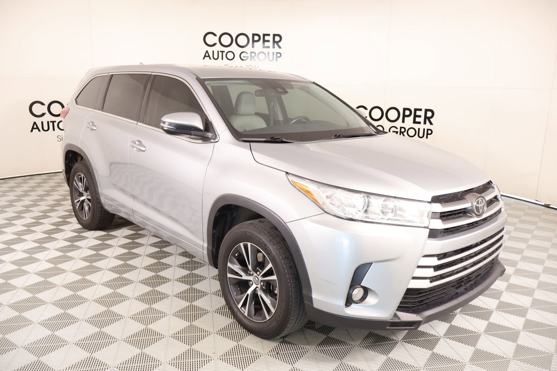Used 2017 Toyota Highlander Plus FWD image 1