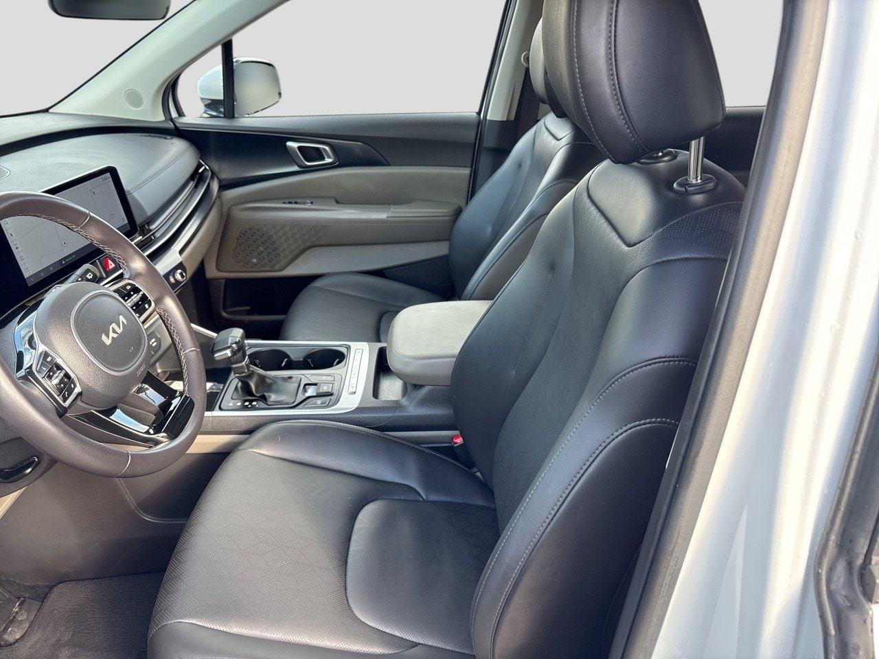 Used 2025 Kia Carnival FWD image 14