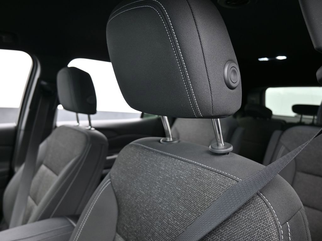 Used 2025 Chevrolet Traverse LT image 16