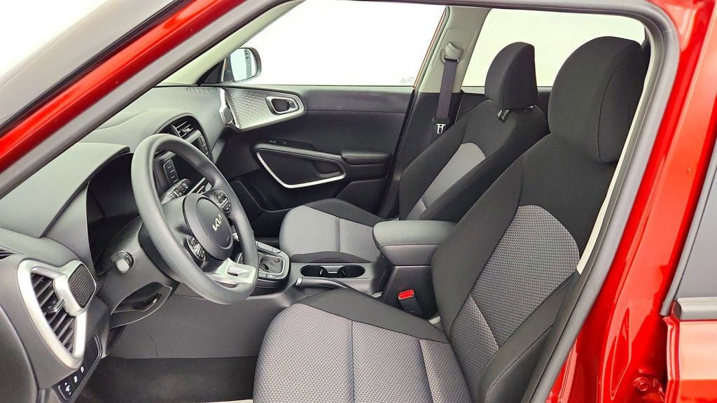 Used 2025 Kia Soul LX FWD image 18