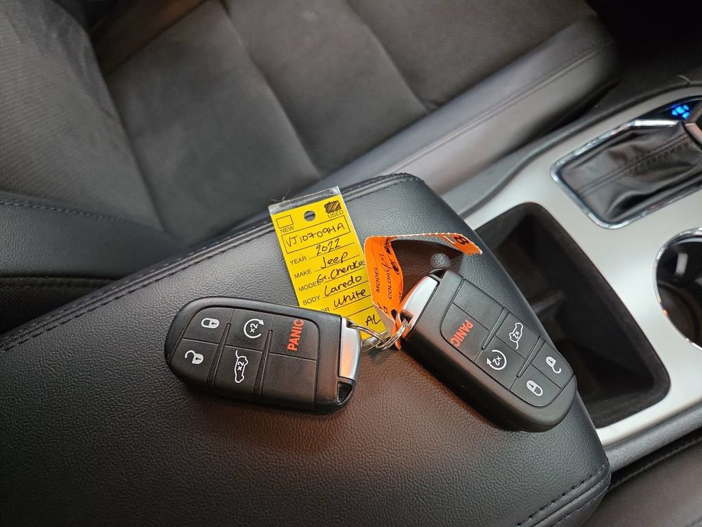 Used 2022 Jeep Grand Cherokee Laredo X AWD/4WD image 14