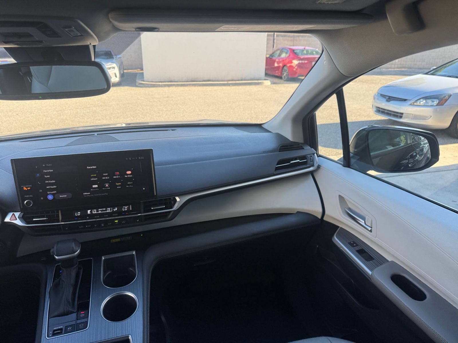 Used 2025 Toyota Sienna XLE FWD image 38